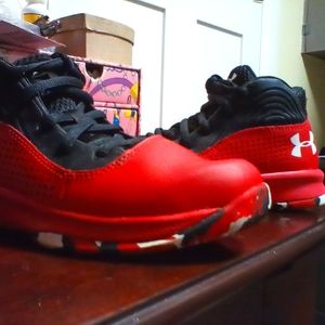 UnderArmour mids boys size 1Y